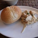 PASTAVOLA - サラダとパン