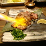 鳥一筋 となり - 黒豚をバーナーで炙る♪