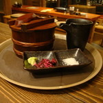 鳥一筋 となり - 焼きおにぎりのお茶漬け（わさび添え）