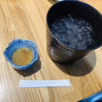 Haneda Ichiba Ginza Chokubaiten - 芋/甑州ロック700円と「熟成このわた」箸を付ける前です。手前は紙袋入りのつまようじ