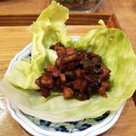 自然派中華 クイジン - 桜海老と脱皮海老入りクリーミー冷やし豆乳担々麺セット 副菜　豚肉のレタス包み