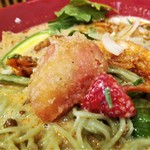 自然派中華 クイジン - 桜海老と脱皮海老入りクリーミー冷やし豆乳担々麺　揚げた苺と生苺が入っています