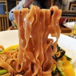 自然派中華 クイジン - ホタルイカと菜の花､桜麺の和えそば　麺リフト