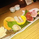 京都 まろまろ - ●旬魚と生ゆばのお造り五点盛り
                                                         (2,890円)
            生ゆば、ヒオウギガイ、スズキ
            マグロ、真鯛