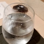 神戸牛割烹 銀座 美作 - 和らぎ水(氷は球状♪)