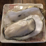 Chisan Chishou Izakaya Tako - 今シーズン最後となる山田町直送の牡蠣を焼きでいただきました。微妙な焼き具合に大将の繊細さを感じます。