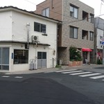 いなだ珈琲舎 - 左の白い建物が焙煎とお菓子、赤いひさしがお店です