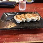 麺房 昭和呈 - 特製黒豚餃子 多加水皮 350円