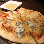 アットホーム バー＆ダイニング - 自家製３種のチーズピザ