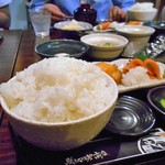 鮭山マス男商店 - 「特製朝定食」の大盛りご飯