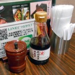 Sakeyama Masuo Shouten - 卓上に常備された調味料類
