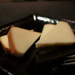 DEN - 自家製燻製チーズ