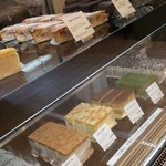 洋菓子舗 茂右衛門 - 上段は焼ケーキ、下段は生ケーキ