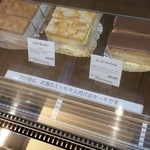 洋菓子舗 茂右衛門 - 「下の段は、お酒の入った大人向けのケーキです」と表示が出てます