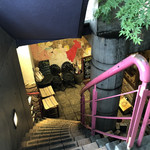 タヴェルナ メッシーナ - 地下へのアプローチ