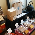 洋菓子舗 茂右衛門 - 和を意識したディスプレイ