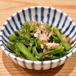 酒庵 きん助 - お通し（1品目）：茎わかめのお浸し