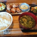 飯処 ふぉす。 - 「ムネの唐揚定食」(¥842-税込)です。手作り感満載のお盆に載っての登場！箸袋にも手作り感があります。