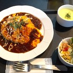 おきらく食堂 - オムライス・ビーフハヤシソースランチ880円+税