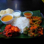 Gayatri Restaurant - ミール・チキン、野菜２品とチキンカレー１品（ディナータイム）、ミニカップ白はバターミルク、ミニカップ黄はカレースープ