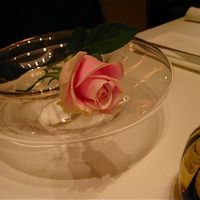 ラール・エ・ラ・マニエール - ゲストを迎えるバラ一輪