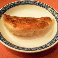 ホテルオークラ レストラン横浜 中国料理 桃源 - 大きめジューシー餃子（2個で一皿）