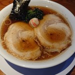 らぁめん 生姜は文化。 - らぁめん（醤油）
            大判の豚バラロールのチャーシュー２枚の存在感が凄い