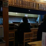 つきじ天辰 - 店内の雰囲気　昔ながらの天丼屋さんの感じがいいですね♪