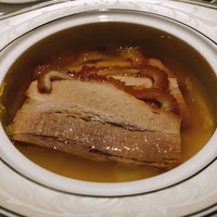 REIKASAI GINZA - 豚と白菜の煮込み。見た目はシンプルながら、皮付きの豚は揚げたり蒸したり煮たりしている。