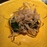 赤坂 渡なべ - 万願寺唐辛子の煮びたしと、かつおぶし 目の前でかつおぶしを削ってくれました。 さっぱりと美味しい。