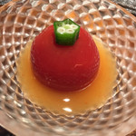 赤坂 渡なべ - トマトの冷製 湯むきして火入れして、、、、を包み込んで、トマトソースをかけた一品。 さらに進化していました。夏期だけの一品です。
