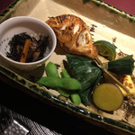 赤坂 渡なべ - 金目鯛の一夜干し、ひじきの煮物、丸十、玉子、など。 炭火で焼いた金目鯛が美味しい。