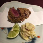 赤坂 渡なべ - 松阪牛のイチボの牛カツ　タルタル、塩、ソースで。 薄衣がいい。タルタルが玉ねぎがたっぷり入っていて日本酒にも合います。 ご飯のお供としてだしてくれました。これはサービスかな？