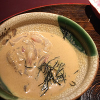 赤坂 渡なべ - 鯛のゴマダレ 渡なべさんの。鯛のゴマダレ大好き。 こちらでまた日本酒、半合追加して呑みました。 写真は少したべてしまったところ。