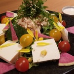 Sousakuwashoku To Gensenjizake Tsujimasa - 蒸し鶏と豆腐の農園野菜胡麻サラダ(990円)