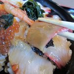 キッチンしま - 乗せられた魚はさすがに漁師町の海鮮丼とうなずける量と種類、これぞ海鮮丼と言った感じですね。