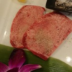 炭火焼肉 満月 - タンは厚め