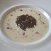 ラ・トゥーエル - 白アスパラの冷たいヴルーテ　カルダモンの香り、雲丹と甲殻類のジュレを添えて