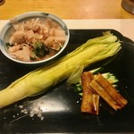 酒肴 新屋敷 - 前菜は春菊のおひたし、ヤングコーン、穴子燻製はどれもお酒が進んじゃう