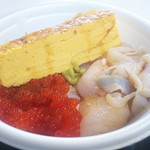 青森魚菜センター - ホタテ2枚 すじこ2枚 玉子焼き1枚 白飯1枚  チケット6枚で780円