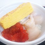 青森魚菜センター - ホタテ2枚 すじこ2枚 玉子焼き1枚 白飯1枚  チケット6枚で780円