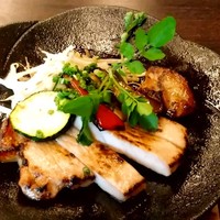 和創り 萌木 - ◼️選べるメイン【阿蘇自然豚 塩麹鉄板焼き】
                    鉄板に熱々の状態で提供されます。サッパリした豚です。
                    一緒についてくるソースがコクがあって豚肉との相性もよくペロリと食べました。