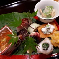 すず木 - 雲丹と湯葉　蛸のうま煮　九条葱と浅蜊の酢味噌和え　金目鯛寿司　白ウリと焼き鱧　無花果田楽　枇杷と枝豆の白和え　トウモロコシかき揚げ