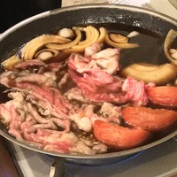 三田ばさら 本店 - 三田ばさら(東京都港区芝)トマト すきやき・鍋 すきやき 和牛リブロース150g トマト 玉葱バジル