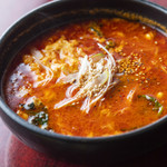 Yakiniku Shuka Tesshin - ユッケジャンシープ！濃厚で辛めのスープ。食べ応えバッチリ