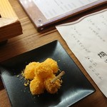 串処小林 - ミモレット銀杏。ミモレットはチーズで、濃厚かつ香り高いチーズです。