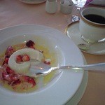 L’Orange - デザートとコーヒー　　ココナッツのブランマンジェと苺のジュレ寄せ