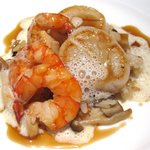 帆立・海老のポワレ・茸のリゾットを添えて　ニンニクの泡と甲殻類のジュ