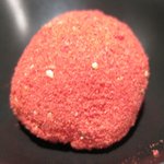 ル・ レストラン・ ドゥ・トーマ - ホワイトチョコに白トリュフを加えてイチゴパウダーでコーティング