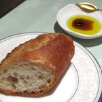 ル・ レストラン・ ドゥ・トーマ - パンにはオリーブオイルとバルサミコ
